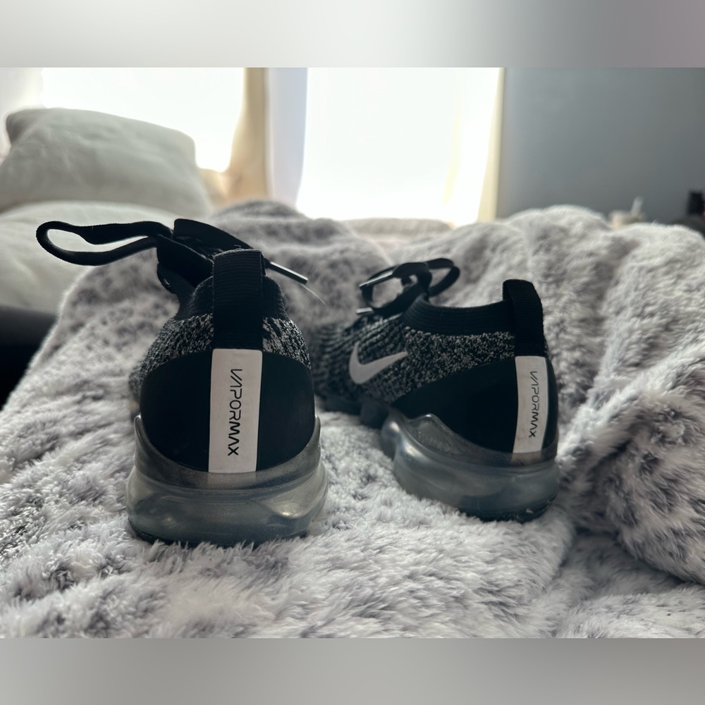 black and white women’s vapormax - Picture 6 of 8